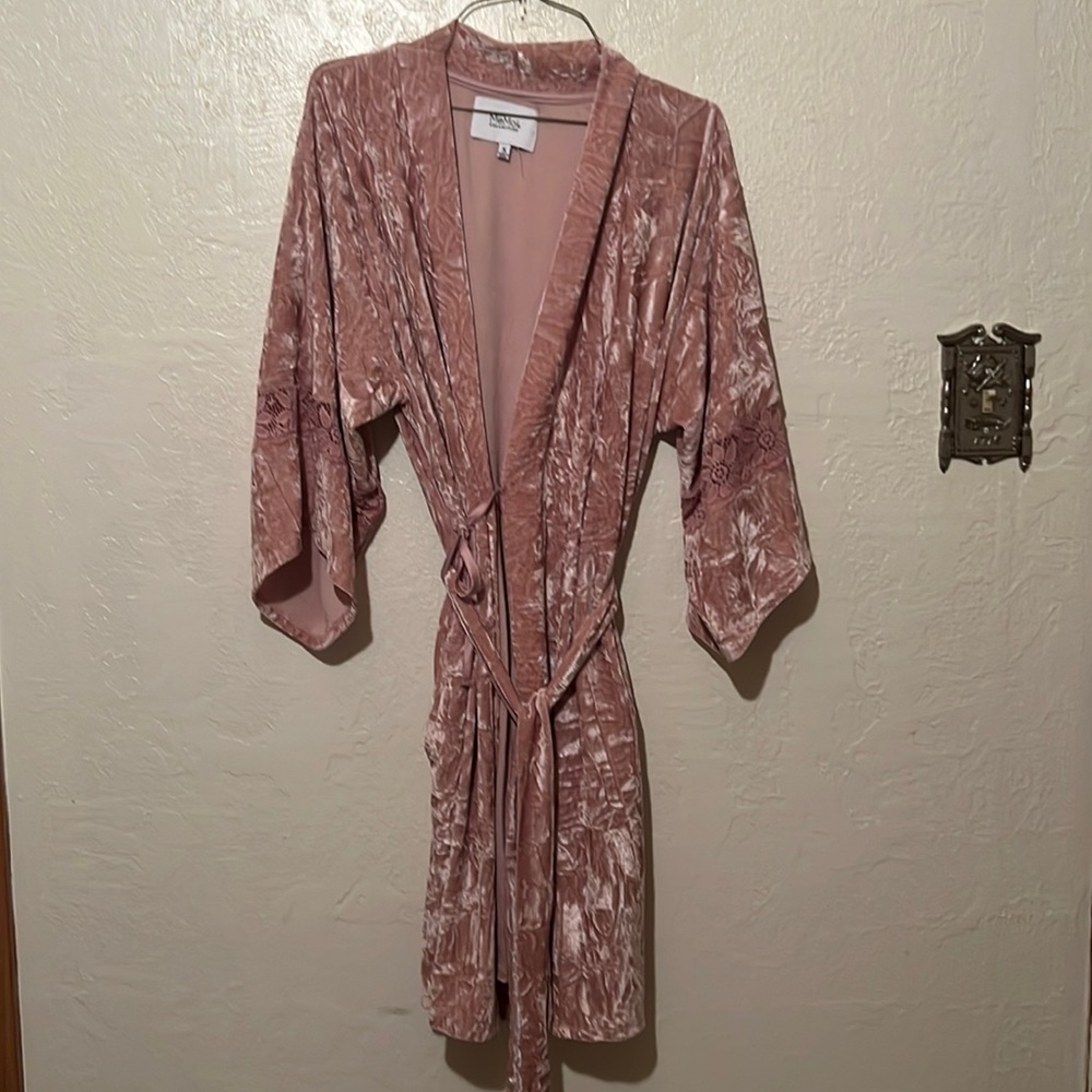 MeMoi pink crushed velvet robe